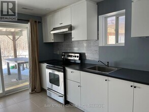 8 Dovetail Dr in Richmond Hill, ON - Building Photo - Building Photo