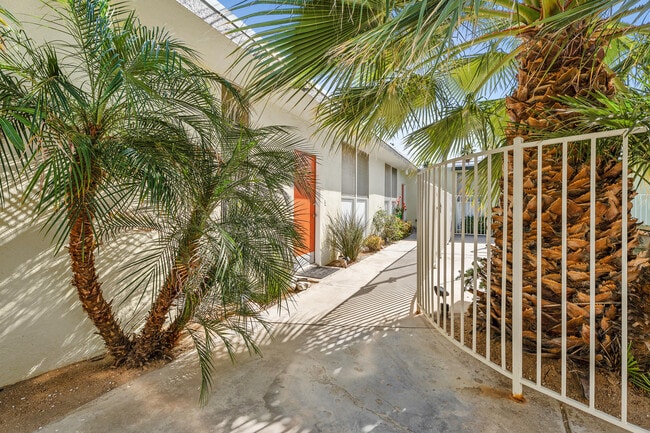 1777 E Arenas Rd in Palm Springs, CA - Building Photo - Building Photo