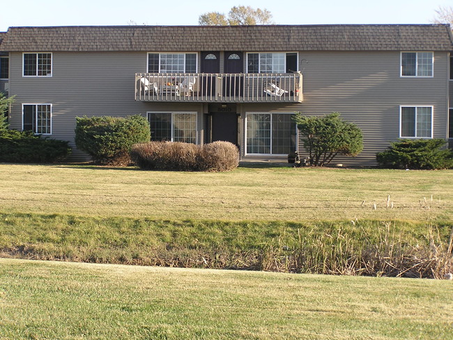 Apartment Homes of Wildwood Preserve in Oak Creek, WI - Foto de edificio - Building Photo