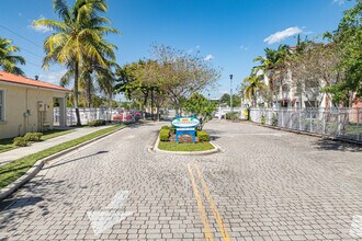 Hollywood Hills Apartments in Hollywood, FL - Building Photo - Building Photo