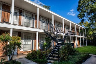 401 E Main St in Brenham, TX - Foto de edificio - Building Photo