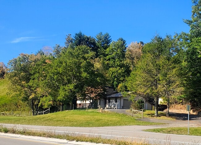 12735 US-221 in Fleetwood, NC - Building Photo - Building Photo