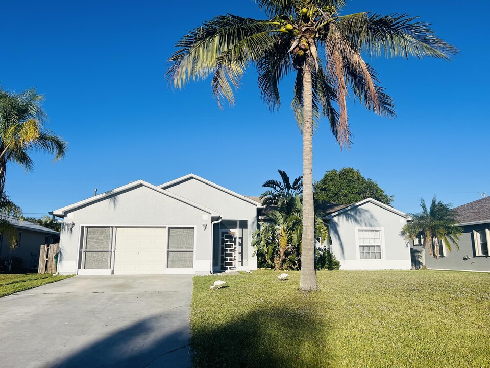 2619 SW Import Dr in Port St. Lucie, FL - Foto de edificio