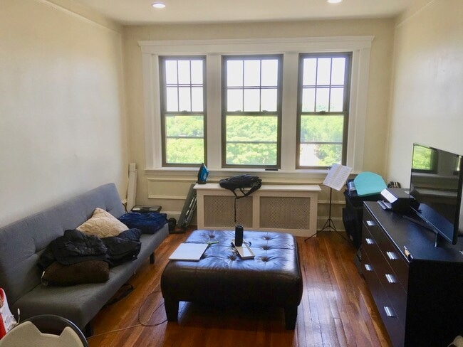 2003 Commonwealth Avenue, Unit 29 in Boston, MA - Foto de edificio - Building Photo