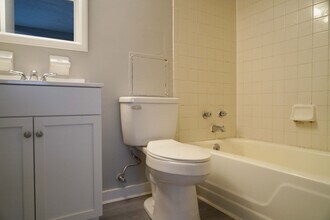 3033 Clifton Ave in Cincinnati, OH - Foto de edificio - Building Photo