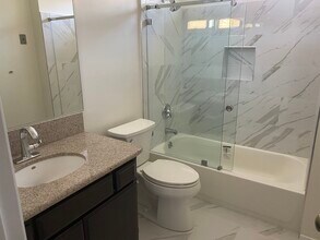 361 E Santa Anita Ave, Unit D in Burbank, CA - Building Photo - Building Photo