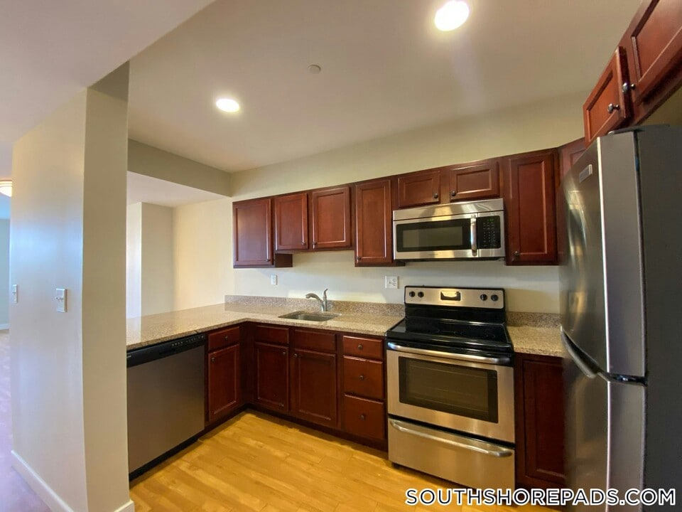 20 Pond St in Braintree, MA - Building Photo