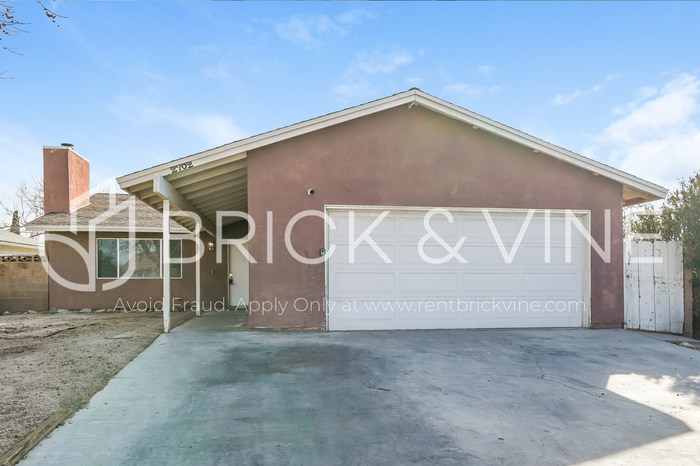 2702 E Lingard St in Lancaster, CA - Building Photo