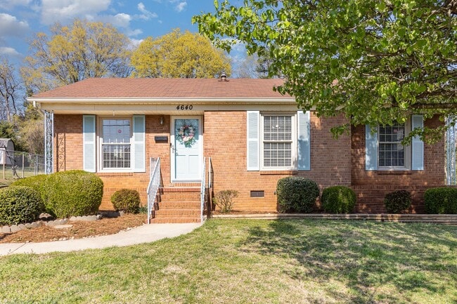 4640 Brooktree Dr in Charlotte, NC - Building Photo - Building Photo