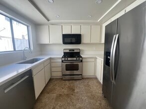 2213 Huntington St, Unit 3 in Huntington Beach, CA - Foto de edificio - Building Photo