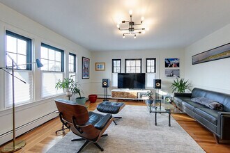 90 Bliss Rd, Unit 2 in Newport, RI - Foto de edificio - Building Photo