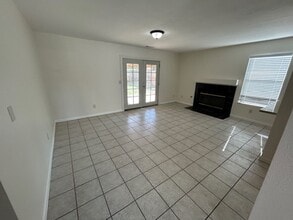 363 W Meadow Dr in Tulare, CA - Building Photo - Building Photo