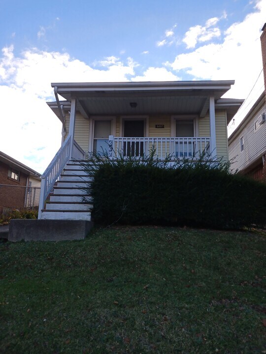 607 Monterey St in McKeesport, PA - Building Photo