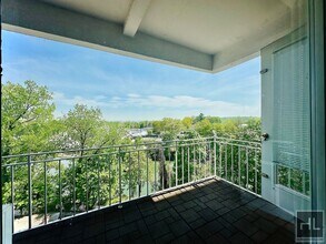 720 Pelham Rd in New Rochelle, NY - Building Photo - Building Photo