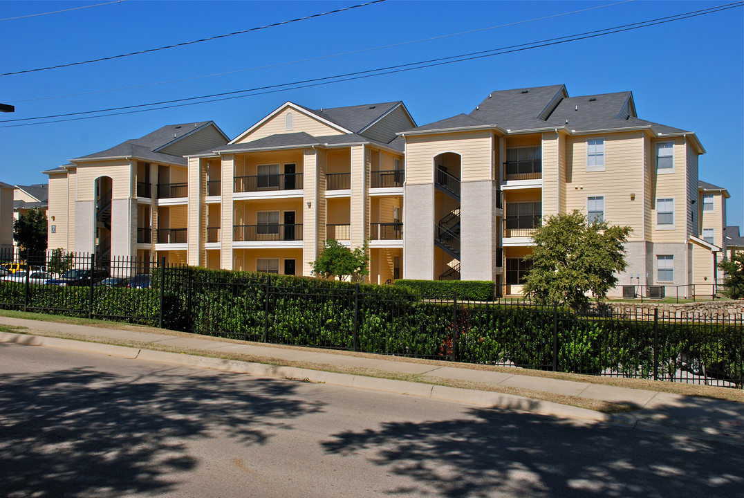 The Leonard in Denton, TX - Building Photo