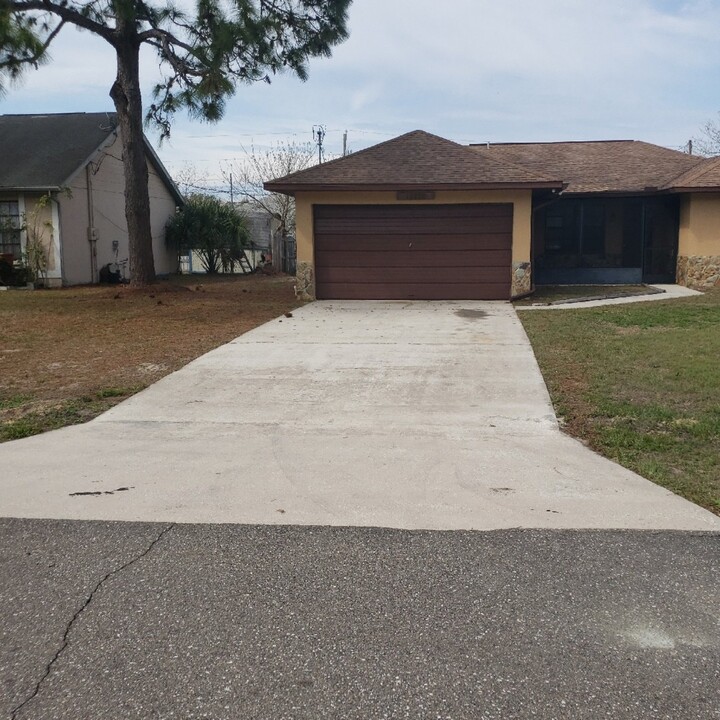 10497 Matterhorn Ct in Spring Hill, FL - Building Photo