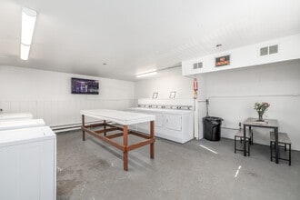 Maple Manor in Bridgeport, NY - Foto de edificio - Interior Photo