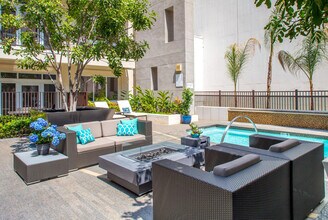 mResidences Miracle Mile in Los Angeles, CA - Foto de edificio - Building Photo