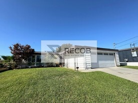 3452 Lockwood Dr in San Diego, CA - Building Photo