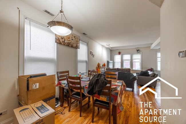 1720 W Beach Ave, Unit 2 in Chicago, IL - Foto de edificio - Building Photo