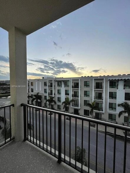 8167 NW 41st St, Unit 402 in Doral, FL - Foto de edificio - Building Photo