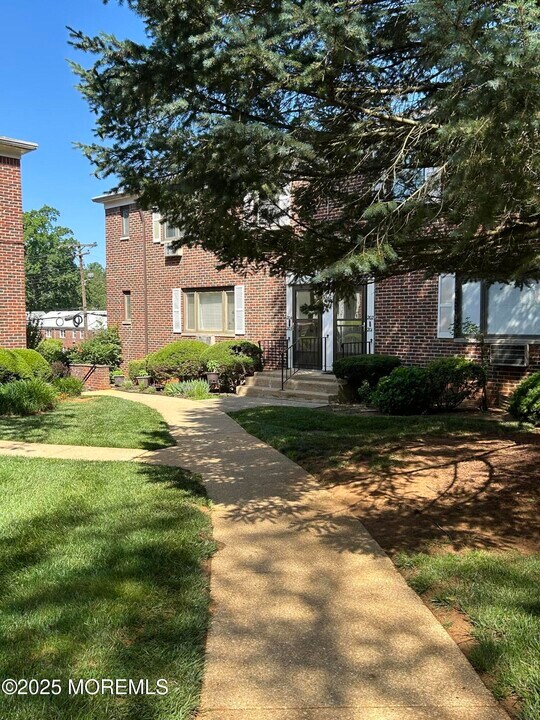 204 Manor E in Red Bank, NJ - Building Photo