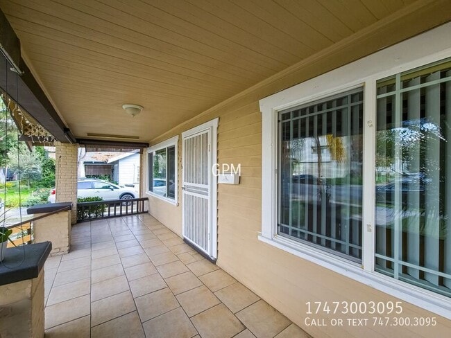 126 E Garfield Ave in Glendale, CA - Building Photo - Building Photo