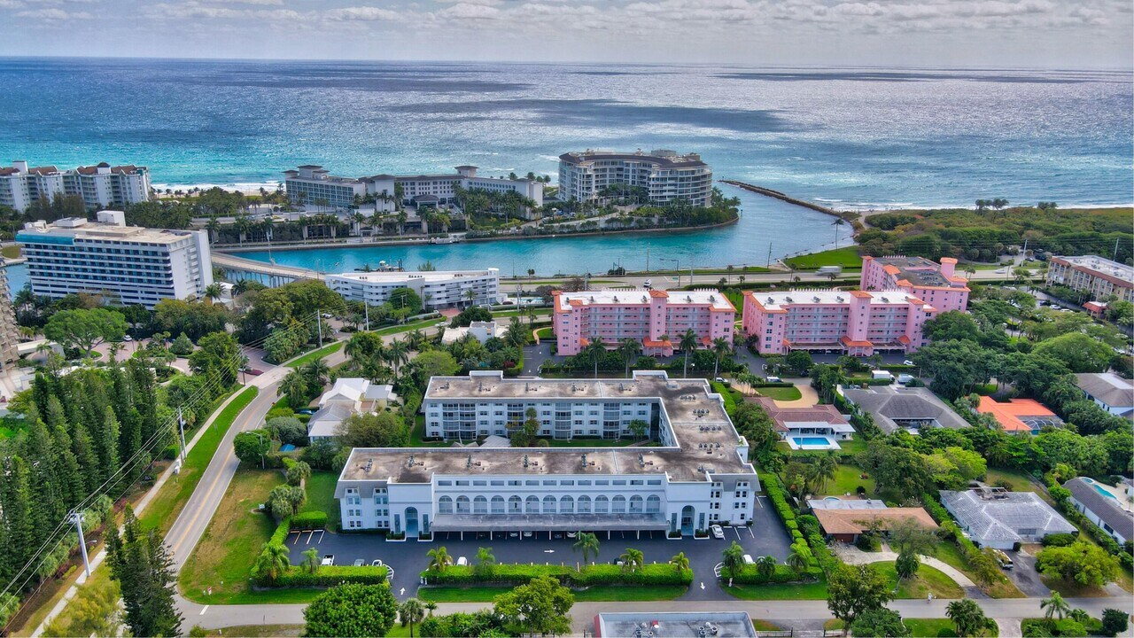 800 E Camino Real in Boca Raton, FL - Building Photo