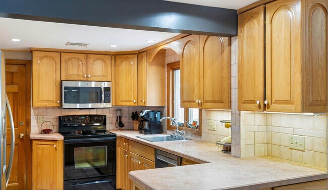 157 Pine Orchard Rd in Branford, CT - Building Photo - Building Photo