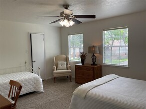 1015 Lodgehill Ln in Houston, TX - Foto de edificio - Building Photo
