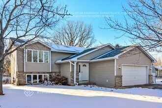 3746 Hamlet Ave N in Oakdale, MN - Foto de edificio - Building Photo