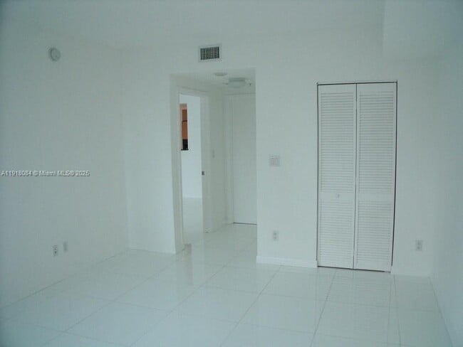 325 S Biscayne Blvd, Unit 921 in Miami, FL - Building Photo - Building Photo