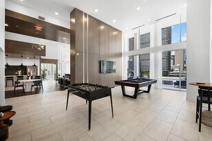 1810 Main Apartments in Houston, TX - Building Photo