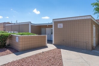 Carousel Plaza Apartments in El Paso, TX - Foto de edificio - Interior Photo
