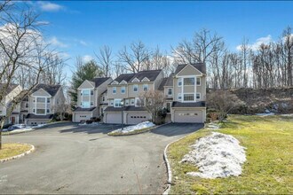 180 Governor Trumbull Way in Trumbull, CT - Building Photo - Building Photo