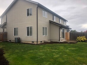 857 S 8th St in Harrisburg, OR - Building Photo - Building Photo