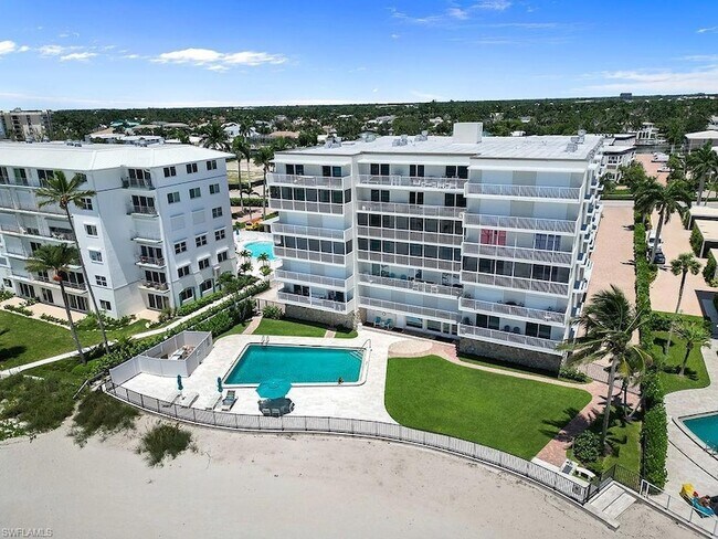 1977 Gulf Shore Blvd N, Unit 204 in Naples, FL - Foto de edificio - Building Photo