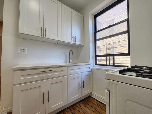 2206 Holland Ave in Bronx, NY - Building Photo