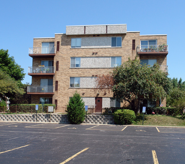 Willow Creek Condominiums in Palatine, IL - Building Photo - Building Photo