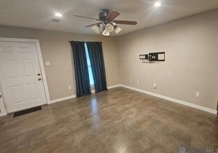 8708 Montclair St in Denham Springs, LA - Foto de edificio - Building Photo