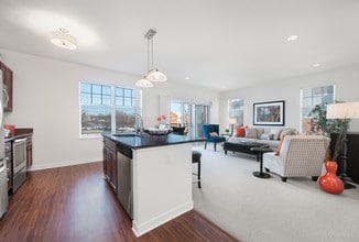 Wells Street Station in Delafield, WI - Foto de edificio - Building Photo