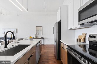 240 Hermitage St in Philadelphia, PA - Building Photo - Building Photo