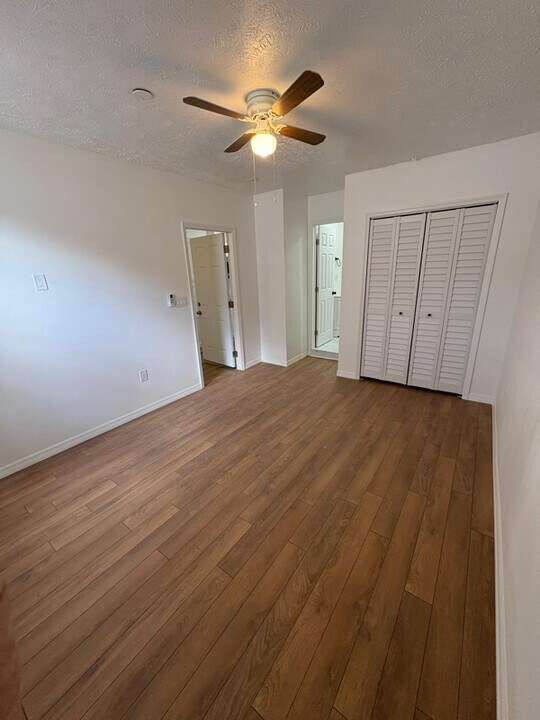 1802 Parkwood Dr in Valrico, FL - Foto de edificio