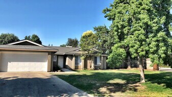 1715 E Mary Ave in Visalia, CA - Building Photo