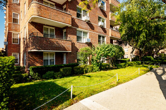 George Washington Apartments in Forest Hills, NY - Building Photo - Building Photo