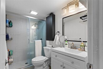 11209 SW 88th St in Miami, FL - Building Photo - Building Photo