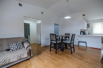 8013 Lake Dr in Doral, FL - Building Photo - Building Photo