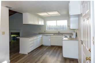 1413 Wrenwood Way in Madera, CA - Building Photo - Building Photo