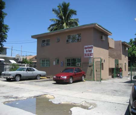 7521-7535 NE 2nd Ct in Miami, FL - Foto de edificio - Building Photo