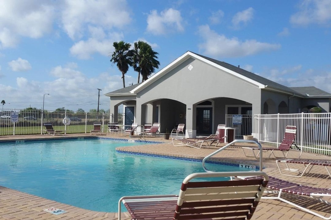 Canal Place in San Benito, TX - Building Photo